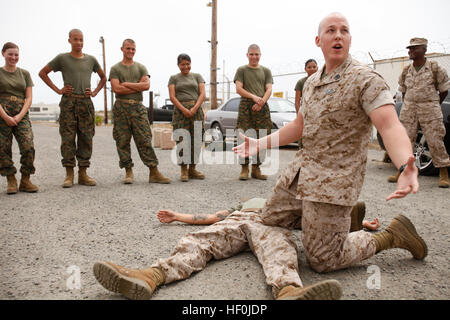 I Marines e i corpi della Marina con la 15th Marine Expeditionary Unit addestrano cadetti JROTC a Camp del Mar, dimostrando il punto di pressione e l'applicazione del laccio emostatico mentre forniscono informazioni sulle operazioni del corpo dei Marines e sulla vita quotidiana. Foto Stock