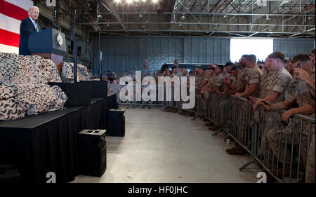 Stati Uniti Vice presidente Joe Biden parla di Marines, marinai e le loro famiglie a Hangar 105 su Marine Corps base Hawaii Agosto 25. Più di mille spettatori radunati per ascoltare Biden indirizzo del. "Mi auguro a tutti di mogli, figli e figlie erano qui perché l'America deve loro," Biden ha detto. "In tutta la storia, alcuna generazione di famiglie ha avuto a che fare con distribuzioni ripetute come hai." Dopo il suo commento alle truppe, Biden ha preso tempo dopo per agitare le mani e posare per fotografie con ogni persona che è venuto in avanti per incontrarlo. Il vice presidente arrestato in Hawaii dopo nove giorni di viaggio Asia Foto Stock