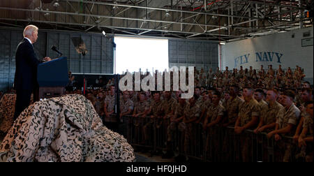 Stati Uniti Vice presidente Joe Biden parla di Marines, marinai e le loro famiglie a Hangar 105 su Marine Corps base Hawaii Agosto 25. Più di mille spettatori radunati per ascoltare Biden indirizzo del. "Mi auguro a tutti di mogli, figli e figlie erano qui perché l'America deve loro," Biden ha detto. "In tutta la storia, alcuna generazione di famiglie ha avuto a che fare con distribuzioni ripetute come hai." Dopo il suo commento alle truppe, Biden ha preso tempo dopo per agitare le mani e posare per fotografie con ogni persona che è venuto in avanti per incontrarlo. Il vice presidente arrestato in Hawaii dopo nove giorni di viaggio Asia Foto Stock