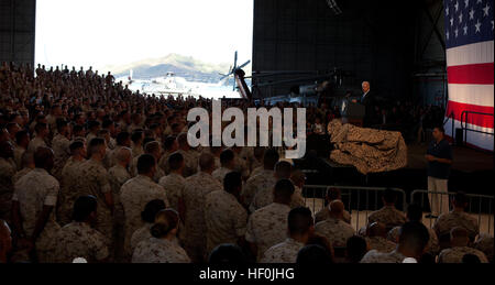 Stati Uniti Vice presidente Joe Biden parla di Marines, marinai e le loro famiglie a Hangar 105 su Marine Corps base Hawaii Agosto 25. Più di mille spettatori radunati per ascoltare Biden indirizzo del. "Mi auguro a tutti di mogli, figli e figlie erano qui perché l'America deve loro," Biden ha detto. "In tutta la storia, alcuna generazione di famiglie ha avuto a che fare con distribuzioni ripetute come hai." Dopo il suo commento alle truppe, Biden ha preso tempo dopo per agitare le mani e posare per fotografie con ogni persona che è venuto in avanti per incontrarlo. Il vice presidente arrestato in Hawaii dopo nove giorni di viaggio Asia Foto Stock