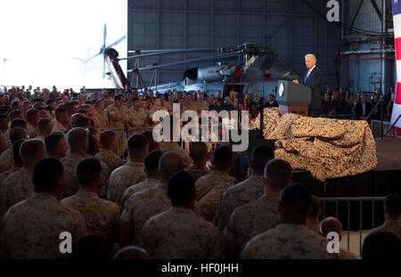 Stati Uniti Vice presidente Joe Biden parla di Marines, marinai e le loro famiglie a Hangar 105 al Marine Corps base Hawaii Agosto 25. Più di mille spettatori radunati per ascoltare Biden parlare. "Mi auguro a tutti di mogli, figli e figlie erano qui perché l'America deve loro," Biden ha detto. "In tutta la storia, alcuna generazione di famiglie ha avuto a che fare con distribuzioni ripetute come hai." Dopo il suo commento alle truppe, Biden ha fatto tempo dopo per agitare le mani e posare per fotografie con ogni persona che voleva venire in avanti. Il vice presidente arrestato in Hawaii dopo nove giorni di viaggio in Asia dove Foto Stock