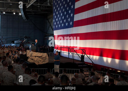 Stati Uniti Vice presidente Joe Biden parla di Marines, marinai e le loro famiglie a Hangar 105 qui giovedì. Più di mille spettatori radunati per ascoltare Biden parlare. "Mi auguro a tutti di mogli, figli e figlie erano qui perché l'America deve loro," Biden ha detto. "In tutta la storia, alcuna generazione di famiglie ha avuto a che fare con distribuzioni ripetute come hai." Dopo il suo commento alle truppe, Biden ha fatto tempo dopo per agitare le mani e posare per fotografie con ogni persona che voleva venire in avanti. Il vice presidente arrestato in Hawaii dopo nove giorni di viaggio in Asia dove si è incontrato con i principali leader Foto Stock