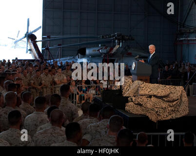 Stati Uniti Vice presidente Joe Biden parla di Marines, marinai e le loro famiglie a Hangar 105 su Marine Corps base Hawaii Agosto 25. Più di mille spettatori radunati per ascoltare Biden indirizzo del. "Mi auguro a tutti di mogli, figli e figlie erano qui perché l'America deve loro," Biden ha detto. "In tutta la storia, alcuna generazione di famiglie ha avuto a che fare con distribuzioni ripetute come hai." Dopo il suo commento alle truppe, Biden ha preso tempo dopo per agitare le mani e posare per fotografie con ogni persona che è venuto in avanti per incontrarlo. Il vice presidente arrestato in Hawaii dopo nove giorni di viaggio Asia Foto Stock