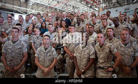 Stati Uniti Vice presidente Joe Biden pone per foto di Marines, marinai e le loro famiglie a Hangar 105 su Marine Corps base Hawaii Agosto 25. Più di mille spettatori radunati per ascoltare Biden indirizzo del. "Mi auguro a tutti di mogli, figli e figlie erano qui perché l'America deve loro," Biden ha detto. "In tutta la storia, alcuna generazione di famiglie ha avuto a che fare con distribuzioni ripetute come hai." Dopo il suo commento alle truppe, Biden ha preso tempo dopo per agitare le mani e posare per fotografie con ogni persona che è venuto in avanti per incontrarlo. Il vice presidente arrestato in Hawaii dopo nove giorni Foto Stock