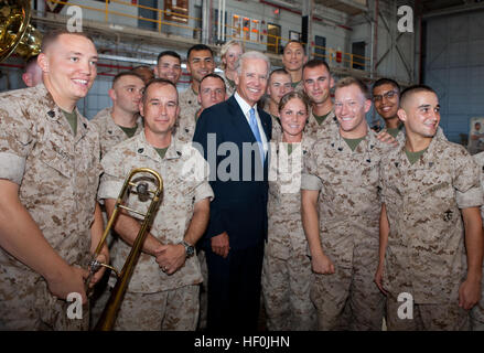 Stati Uniti Vice presidente Joe Biden pone con gli Stati Uniti Marine Corps forze, Pacific Band di hangar 105 al Marine Corps base Hawaii Agosto 25. Più di mille spettatori radunati per ascoltare Biden indirizzo del. "Mi auguro a tutti di mogli, figli e figlie erano qui perché l'America deve loro," Biden ha detto. "In tutta la storia, alcuna generazione di famiglie ha avuto a che fare con distribuzioni ripetute come hai." Dopo il suo commento alle truppe, Biden ha preso tempo dopo per agitare le mani e posare per fotografie con ogni persona che è venuto in avanti per incontrarlo. Il vice presidente arrestato in Hawaii dopo nove giorni di viaggio Foto Stock