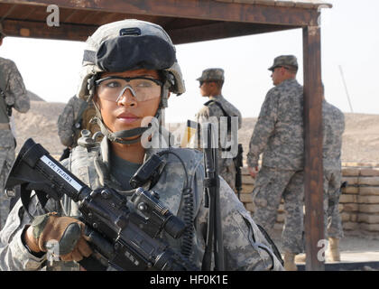 Cpl. Kristine Tejeda, sede batteria, 2° Battaglione, ottantaduesima campo reggimento di artiglieria, 3a consigliare e assistere brigata, 1a divisione di cavalleria, Task Force drago di acciaio, fornisce la sicurezza per un tour della città antica di Ur in Dhi Qar, Sett. 24. Flickr - DVIDSHUB - una diversa forza di Drago in acciaio (immagine 2 di 4) Foto Stock