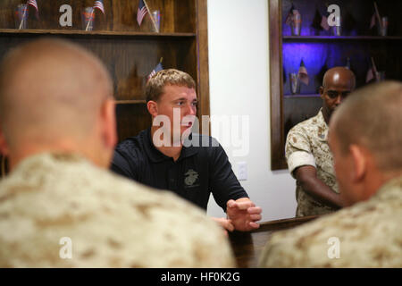 Un destinatario della medaglia d'onore visita i Marines presso le Division Schools, il quartier generale del Battaglione, la 1st Marine Division, a Camp Pendleton. Il destinatario fornisce indicazioni sulla leadership e condivide esperienze per rafforzare i valori e i sacrifici dei marines che servono in tutto il mondo. Foto Stock