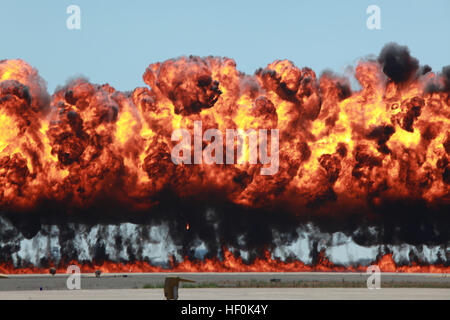 Un muro di fuoco esplode da terra durante il 2011 Miramar Air Show a bordo di Marine Corps Air Station Miramar, California, 1 ottobre. Il muro di fuoco è parte del popolare Air-Ground Marine Task Force dimostrazione. Flickr - DVIDSHUB - Marines E28098igniteE28099 2011 Miramar air show pubblico (immagine 2 di 5) Foto Stock