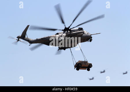 Un CH-53E Super Stallion visualizza la sua capacità di trasportare attrezzature pesanti durante il Marine Air Ground Task Force dimostrazione presso il 2011 Marine Corps Air Station Miramar Air Show a bordo MCAS Miramar, California, 1 ottobre. Più di una dozzina di aeromobili hanno partecipato alla dimostrazione di Marine Corps funzionalità all evento dei tre giorni. La folla line up per air show DVIDS466595 Foto Stock