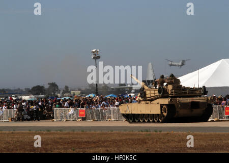 Marines a bordo di un M1-A1 Abrams serbatoio salutare la folla della 2011 Marine Corps Air Station Miramar Air Show a bordo MCAS Miramar, California, 1 ottobre. Il Marine Air-Ground Task Force dimostrazione in primo piano più di una dozzina di aeromobili, nonché meccanizzata di forze di terra. La folla line up per air show DVIDS466596 Foto Stock