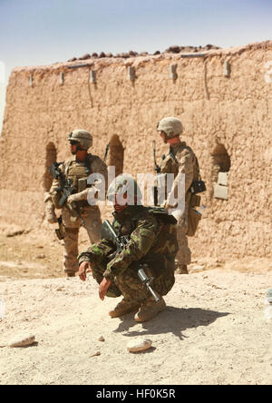 Un soldato con la terza brigata, 215th Corps dell'esercito nazionale afghano, si prende una pausa mentre di pattuglia di Marines con Mobile Assault Platoon 4, armi Company, 1° Battaglione, XXV Reggimento Marine nella porzione meridionale del distretto di Washir, provincia di Helmand, Ott 2. I marines di armi Co. sono stati essi stessi di familiarizzare con il confine meridionale della Task Force Belleau legno spazio di battaglia nel centro di Helmand dato che arrivano in Afghanistan nel mese di settembre. Di pattuglia con nuovo EnglandE28099s proprio 111002-M-PH073-222 Foto Stock