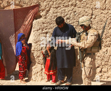 1Lt. Ryan Tahbo, comandante di con Mobile Assault Platoon 4, armi Company, 1° Battaglione, XXV Reggimento Marine e nativo di Parker, Ariz., dà la caramella per un coltivatore afgano per dare ai suoi figli prima di lasciare il loro composto durante una pattuglia nella porzione meridionale del distretto di Washir, provincia di Helmand, Ott 2. I marines di armi Company, 1bn., XXV Marines sono stati essi stessi di familiarizzare con il confine meridionale della Task Force Belleau Wood battlespace dato che arrivano in Afghanistan nel mese di settembre. Di pattuglia con nuovo EnglandE28099s proprio 111002-M-PH073-234 Foto Stock