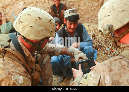 Sgt. Josh Coldwell, un assistente patrol leader con Mobile plotone di assalto 4, armi Company, 1° Battaglione, XXV Reggimento Marine e nativo di Berlino, Massachusetts, usa un palmare interagenzie identità delle apparecchiature di rilevamento (HIIDE) per memorizzare la gli identificatori di un abitante afghano durante una pattuglia nella porzione meridionale del distretto di Washir, provincia di Helmand, Ott 4. I marines di armi Co. sono stati essi stessi di familiarizzare con il confine meridionale della Task Force Belleau legno spazio di battaglia nel centro di Helmand dato che arrivano in Afghanistan nel mese di settembre. Di pattuglia con nuovo EnglandE28099s proprio 111004-M Foto Stock