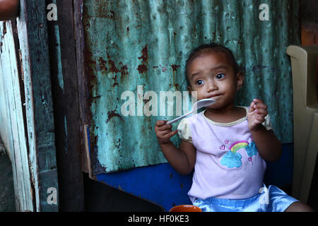 Una bambina attende il trattamento presso il medico di azioni civili programma (MEDCAP) in Malabon, Manila, Repubblica delle Filippine su 24 Ottobre, 2011. Le forze americane stanno partecipando al PHIBLEX 2012 su invito del governo della Repubblica delle Filippine. Marines e marinai lavoreranno fianco a fianco con i loro omologhi delle Filippine per effettuare una serie di civili-militari (OCM), includono l'ingegneria medica e azione civile progetti. (U.S. Marine Corps foto di Cpl. Jason Chatman/RILASCIATO) PHIBLEX 2012 111024-M-ED903-044 Foto Stock