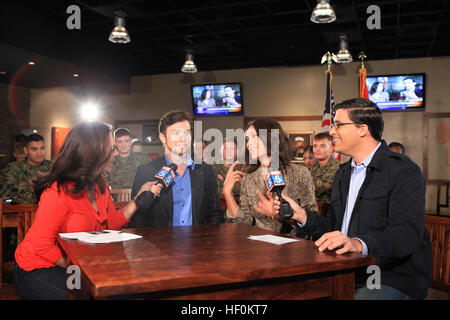 Twilight film attori Jackson Rathbone e Julia Jones join Marines per un pre-ringraziamento news cast con Fox 5 San Diego al Marine Corps base Camp Pendleton, California, nov. 23. Newscasters si Zomorodi e Raoul Martinez ha intervistato gli attori che sono più noti per il loro ruolo di Jasper e Lea in rottura dell'alba, il film più recente in Twilight Saga. Rathbone e Jones Foto Stock