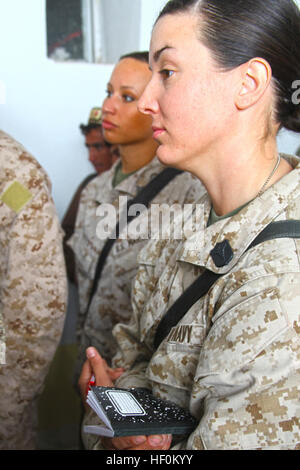 Petty Officer 2a classe Kimberly Ryan, l'innesto femmina 8 del Team team leader, orologi durante un recente bambini's shura ha coordinato con il resto del suo team a bordo di avanzamento Base Operativa Jackson, Sangin district, provincia di Helmand. Per i bambini sono shuras ospitato su FOB Jackson ogni venerdì e sono coordinati da FET-8, lavorando al fianco di forze di sicurezza nazionali afgane durante il shuras. (Gazzetta Corpo della Marina degli Stati Uniti foto di Cpl. Katherine Keleher) femmina del Team di impegno 8, organi di afghani childrenE host28099s shura 021211-M-UK709-005 Foto Stock