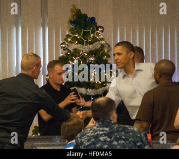 Il presidente Barack Obama chat con gli ospiti di Anderson Hall Dining Facility, il 25 dicembre. Il presidente e la first lady Michelle Obama, ha salutato Marines, i marinai e i civili a bordo Marine Corps base Hawaii nel pomeriggio il giorno di Natale. Presidente Obama incontra Marines e marinai di Marine Corps base Hawaii 111225-M-TH981-001 Foto Stock