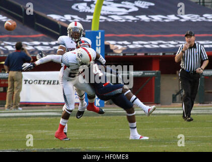 PHOENIX - Wayne Morgan un cornerback a ovest la squadra di Erasmus Hall del Campus in Brooklyn N.Y. hits JaQuay Williams, un ricevitore wide a est la squadra della baia di sabbia di alta scuola in Tyrone, Ga., durante un tentativo di ricezione presso la Semper Fidelis ciotola All-American al Chase Field, Gen 3. Il vaso gioco il prodotto di un lungo anno di partnership tra Marine Corps il reclutamento di comando e Junior Rank. No. 20 WAYNE Morgan DVIDS506961 Foto Stock