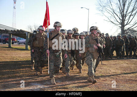 Marines con Marine Wing Support Squadron 271 scendere e iniziare la loro prima escursione dell'anno. Il comandante e il sergente maggiore dello squadrone condurre l'escursione. Cpl. Devin L. Batten, MWSS-271 combustibili assistente contabile, detto l'escursione è stata motivante e una buona possibilità di costruire forti legami con altri Marines entro lo squadrone. Marine Corps Air Station Cherry Point anno in rassegna 120105-M-OT671-079 Foto Stock