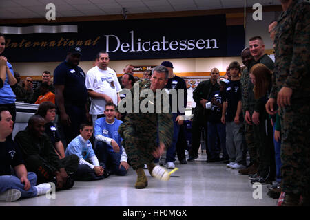 Col. Philip J. Zimmerman, comandante della Marine Corps Air Station Cherry Point, bocce una Turchia verso il basso un corridoio del commissario a un evento speciale per atleti olimpionici. I cinque giocatori con il punteggio più alto ottenuto una possibilità di ciotola contro la stazione aria comandante e sergente maggiore mentre il caso dei volontari partecipanti e Marines si fermò in disparte e allietate. Marine Corps Air Station Cherry Point anno in rassegna 120109-M-OT671-429 Foto Stock