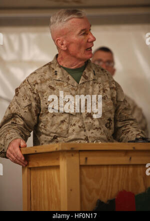 Il Mag. Gen. Giovanni A. Toolan, Comandante generale del comando regionale del sud-ovest e II Marine forza expeditionary (avanti), affronta gli studenti degli esplosivi riduzione del pericolo corso durante il suo discorso alla cerimonia di laurea, Febbraio 2, in corrispondenza del giunto supporto Academy a sud-ovest. Il corso è uno dei tanti offerti da parte degli Stati Uniti e le forze della coalizione hanno presso l'Accademia, che insegna tutto dalla alfabetizzazione informatica al tactical leadership. Pericolo di esplosione riduzione corso laureati presso accademia di Helmand 120202-M-GF563-036 Foto Stock