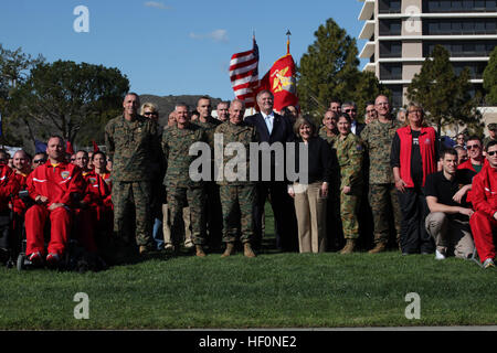 Alti funzionari del corpo si riuniscono per una foto con il guerriero ferito reggimento gli atleti e il personale durante il 2012 Marine Corps prove cerimonia di apertura, all'Ospedale Navale di Camp Pendleton via, Feb. 16. Più di 300 feriti e ammalati e feriti Marines, Marine veterani e il servizio internazionale membri parteciperanno nella seconda annuale di Marine Corps prove, Feb. 16-21, a bordo Marine Corps base Camp Pendleton, California L'evento, che è ospitato dal guerriero ferito reggimento includerà individuali e di squadra la concorrenza in udienza la pallavolo, il basket in carrozzella, nuoto, ciclismo, tiro, arche Foto Stock