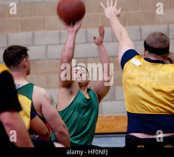 Sgt. Eric Rodriguez, nativo di Echo Park, Los Angeles, si prepara a prendere un colpo durante l'Est Ovest rispetto a basket in carrozzella gioco al 2012 Marine Corps prove a Camp Pendleton, California, Feb. 17. Rodriguez, un campo operatore radio, ha perso la gamba destra in una improvvisata dispositivo esplosivo blast Gen 27, 2011. Rodriguez e più di 300 feriti Marines dal guerriero ferito reggimento, in aggiunta ai veterani e alleati sono in competizione nella seconda prove annuali che comprendono nuoto, basket in carrozzella, seduta pallavolo, via e un campo di tiro con l'arco, il ciclismo e la ripresa. La parte superiore 50 perfo Foto Stock