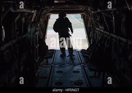 Il personale Sgt. Joel G. Steinmetz, tilt-rotore capo equipaggio, Marine medie di rotore inclinabile 165 Squadrone, controlli il suo gancio di sicurezza mentre in sella a una campana Boeing V-22 Osprey sorvolando la California del Sud, e il agosto 12, 2016 durante la formazione integrata esercizio 5-16. (Gazzetta Marine Corps photo by Lance Cpl. Levi Schultz/RILASCIATO) un rapido sguardo in formazione integrata esercizio 5-16 050126-M-PS017-123 Foto Stock