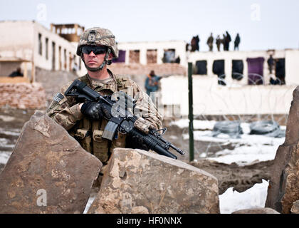 Pvt. Anthony McCarthy, da Hollywood, Fla., continua a guardare al di fuori di un locale afghano checkpoint della polizia nel villaggio di Marzak. Marzak si è distinto come un rifugio sicuro per i combattenti ribelli per oltre un decennio fino a quando l'esecuzione pubblica di un uomo locale nelle mani dei combattenti stranieri convinto gli anziani locali a più strettamente si allineano con il governo di Kabul e accogliamo con favore la creazione di una difesa locale di forza. Flickr - DVIDSHUB - Guarda per molla (immagine 1 di 6) Foto Stock