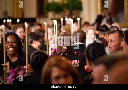 Cpl. Kyle L. Taylor, un veterano di guerra in Iraq in rappresentanza di Virginia, assiste "Una nazione della gratitudine della cena e' ospitato dal presidente Barack Obama e la First Lady Michelle Obama alla Casa Bianca di Febbraio 29, 2012. La cena inclusa tra uomini e donne in uniforme da tutti i rank, servizi Membri e sfondi, rappresentativi delle molte migliaia di americani che hanno servito in Iraq ed è stata un'espressione della nazione di gratitudine per le conquiste e le enormi sacrifici di coloro che hanno servito e delle famiglie che li hanno sostenuti. Flickr - DVIDSHUB - una nazione della gratitudine della cena (immagine 8 di 8) Foto Stock