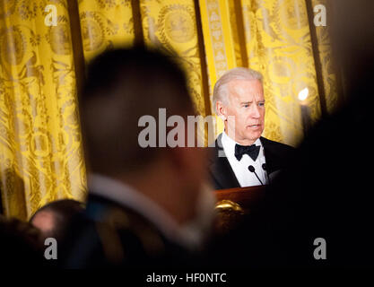 Vice presidente Joe Biden gli indirizzi dei veterani e i loro ospiti honored durante "Una nazione della gratitudine della cena e' ospitato dal presidente Barack Obama e la First Lady Michelle Obama alla Casa Bianca di Febbraio 29, 2012. La cena inclusa tra uomini e donne in uniforme da tutti i rank, servizi Membri e sfondi, rappresentativi delle molte migliaia di americani che hanno servito in Iraq ed è stata un'espressione della nazione di gratitudine per le conquiste e le enormi sacrifici di coloro che hanno servito e delle famiglie che li hanno sostenuti. Flickr - DVIDSHUB - una nazione della gratitudine della cena (immagine 4 di 8) Foto Stock