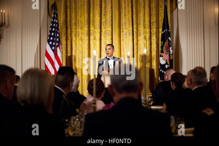 Il presidente Barack Obama affronta i veterani e i loro ospiti honored durante "Una nazione della gratitudine della cena e' ospitato dal presidente Barack Obama e la First Lady Michelle Obama alla Casa Bianca di Febbraio 29, 2012. La cena inclusa tra uomini e donne in uniforme da tutti i rank, servizi Membri e sfondi, rappresentativi delle molte migliaia di americani che hanno servito in Iraq ed è stata un'espressione della nazione di gratitudine per le conquiste e le enormi sacrifici di coloro che hanno servito e delle famiglie che li hanno sostenuti. Flickr - DVIDSHUB - una nazione della gratitudine della cena (immagine 3 di 8) Foto Stock