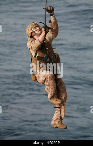 Cpl. Justin Schoonover, 25, sale una scala stretta a bordo della USS New Orleans da uno scafo rigido barca gonfiabile qui il 8 marzo. Schoonover, a Charlotte, N.C., nativo, serve con xi Marine Expeditionary Unit marittimo della forza di raid. L'unità è distribuito come parte dell'Makin Island pronta anfibio, un gruppo U.S. Comando centrale theatre forza di riserva. Il gruppo è in grado di fornire il supporto per le operazioni di sicurezza marittima e di teatro la cooperazione in materia di sicurezza gli sforzi negli Stati Uniti La marina di Quinta Flotta area di responsabilità. Flickr - DVIDSHUB - Raid vigore treni in mare (immagine 4 di 4) Foto Stock