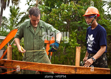 PUERTO PRINCESA, Palawan Repubblica delle Filippine - Forze Armate delle Filippine Navy Seabees con la terza costruzione navale battaglione immettere una zona di costruzione a Santa Cruz Scuola Elementare, Palawan Repubblica delle Filippine, 22 marzo 2012. Filippino e militare degli Stati Uniti sono membri a costruire un edificio a scuola durante Balikatan 2012, annuale giunto combinato esercizio di formazione volti a migliorare filippino e militare degli Stati Uniti di interoperabilità di forza durante la pianificazione, Combat Readiness, umanitario e le operazioni di assistenza. Questo è uno dei cinque engineering civica progetto di assistenza Foto Stock