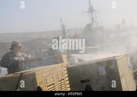 I membri del XIV Reggimento Marine fuori di Fort Worth, Texas e 1498th Azienda di Trasporti dalla protezione nazionale della California eseguire il clean-up e delle procedure di caricamento presso il porto di Agadir, Marocco per preparare l'attrezzatura per il ritorno a casa dopo il leone africano 2012. Leone africano è un annualmente sceduled esercizio bilaterali tra Stati Uniti e marocchine le forze militari volte a migliorare la comunicazione e l'interoperabilità tra le due nazioni. Le attrezzature del porto è stata usata principalmente in, o per facilitare il movimento di, Tan-Tan, il Marocco per la formazione sul campo esercizi. Leone africano anche incluso missi Foto Stock