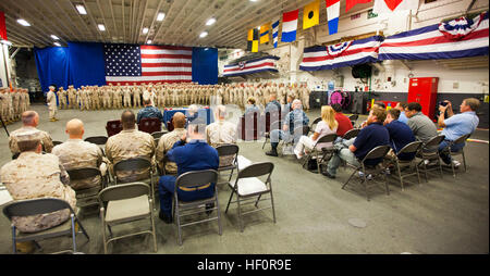 Stati Uniti Marine Corps Col. Matteo St. Clair, 26 Marine Expeditionary Unit comandante, parla durante una celebrazione del 45mo compleanno del XXVI MEU nell'hangar bay di USS Wasp in mare, 24 aprile 2012. Ventiseiesima MEU è stata attivata nel 1967 e da allora ha completato con successo varie operazioni ed esercizi che coprono tutto il globo. In una dinamica e sempre mutevole mondo, la ventiseiesima MEU è sempre stata una certa azione di forza in un mondo incerto. Ventiseiesima MEU compleanno 120424-M-così289-084 Foto Stock