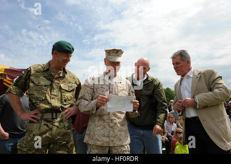 Da sinistra, il comandante generale Royal Marines, il Mag. Gen. Buster Howes OBE; la trentacinquesima comandante dell'U.S. Marine Corps, Gen. James F. Amos; e Sgt. Il Mag. del Marine Corps Micheal P. Barrett, assistere ad una partita di rugby a bordo Marine Corps base Quantico, Va., 28 aprile 2012. Il gioco è stato un match tra Stati Uniti Marines e la British Royal Marines. (U.S. Marine Corps foto di Sgt. Ben Flores) Marines americani, British Royal Marines competere nella partita di rugby 120429-M-HQ440-108 Foto Stock