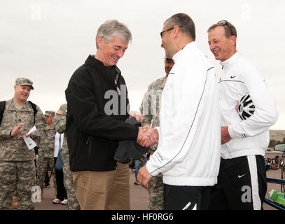 Segretario dell'esercito John McHugh soddisfa con soldati e veterani dell esercito che partecipano al terzo guerriero annuale Giochi, 1 maggio, 2012, in Colorado Springs, Colo. feriti e ammalati e feriti i membri del servizio e reduci dall'esercito, Marine Corps, Air Force, della Marina Militare, Guardia Costiera e il Comando Operazioni Speciali di competere in pista e sul campo, tiro, nuoto, ciclismo, tiro con l'arco, basket in carrozzella e seduta pallavolo durante il guerriero giochi. 2012 Warrior - Giochi Ciclismo 120501-A-AJ780-009 Foto Stock