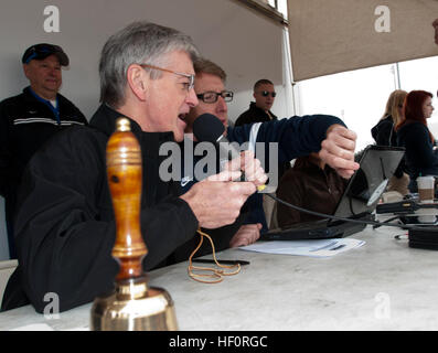 Segretario dell'esercito John McHugh annuncia l avvio di una delle gare di ciclismo durante il terzo guerriero annuale Giochi, 1 maggio, 2012, in Colorado Springs, Colo. feriti e ammalati e feriti i membri del servizio e reduci dall'esercito, Marine Corps, Air Force, della Marina Militare, Guardia Costiera e il Comando Operazioni Speciali di competere in pista e sul campo, tiro, nuoto, ciclismo, tiro con l'arco, basket in carrozzella e seduta pallavolo durante il guerriero giochi. 2012 Warrior - Giochi Ciclismo 120501-A-AJ780-010 Foto Stock