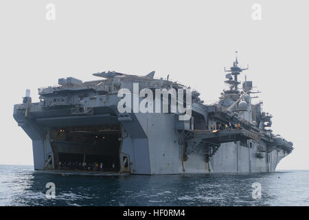 Marines e marinai a bordo dell'assalto anfibio nave USS Iwo Jima (LHD 7) passare da dritta aeromobile ascensore e nuotare alla ben coperta durante una nuotata chiamata. Iwo Jima, il ventiseiesimo Marine Expeditionary Unit (ventiseiesima MEU) e navi di Iwo Jima Expeditionary Strike gruppo stanno conducendo operazioni di sicurezza e di stabilità negli Stati Uniti Quinta Flotta area di responsabilità. (U.S. Marine Corps photo by Lance Cpl. Giacobbe W. Chase/RILASCIATO) nuotare chiamata 081005-M-JL766-018 Foto Stock