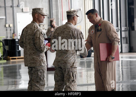 Col. Leo A. Falcam Jr è presentata la legione di merito medaglia da magg. Gen. Peter J. Talleri durante la sua cerimonia di pensionamento di hangar 456 sul Marine Corps Air Station Futenma possono 4. Falcam servito più di trent'anni in Marine Corps con diversi tour completo su Okinawa, durante la quale egli comandò Refueler Marino squadrone di trasporto 152, MCAS Futenma e servito come il vice comandante del Marine Corps impianti pacifico. Talleri è il comandante generale di MCIPAC e Marine Corps base Camp Butler. VMGR-152 è parte di Marine Aircraft Group 36, 1° Marine ala di aereo III Marine Expeditionary Fo Foto Stock