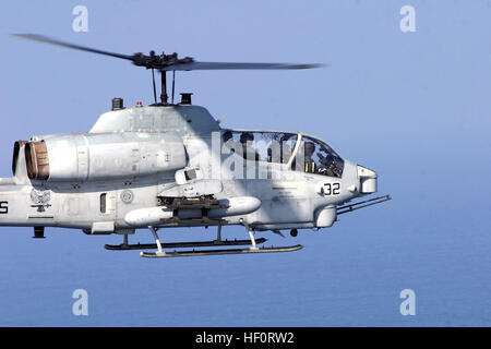 050405-M-1195M-013 Oceano atlantico (apr. 5, 2005) - Un AH-1W Super Cobra assegnato a "Aquile reali' del mezzo marino elicottero Squadron uno sei due (HMM-162), fornisce la sicurezza per la USS Kearsarge (LHD 3) Expeditionary Strike gruppo, durante un esercizio di formazione nell'Oceano Atlantico. La Kearsarge Expeditionary Strike gruppo è su un regolarmente la distribuzione programmata a sostegno della guerra globale al terrorismo. Stati Uniti Marine Corps foto di Cpl. Eric R. Martin (rilasciato) Navy US 050405-M-1195M-013 un AH-1W Super Cobra assegnato alle aquile reali di HMM-162 fornisce la sicurezza per la USS Kearsarge (LHD 3) Foto Stock