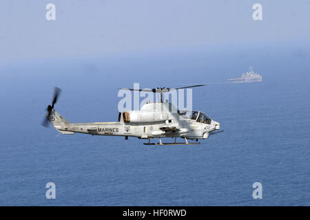 050405-M-1195M-033 Oceano atlantico (apr. 5, 2005) - Un AH-1W Super Cobra assegnato a "Aquile reali' del mezzo marino elicottero Squadron uno sei due (HMM-162), fornisce la sicurezza per il trasporto anfibio dock USS Ponce (LPD 15) durante un esercizio di formazione nell'Oceano Atlantico. Ponce, assegnato alla USS Kearsarge (LHD 3) Expeditionary Strike gruppo, è su un regolarmente la distribuzione programmata a sostegno della guerra globale al terrorismo. Stati Uniti Marine Corps foto di Cpl. Eric R. Martin (rilasciato) Navy US 050405-M-1195M-033 un AH-1W Super Cobra fornisce la sicurezza per il trasporto anfibio dock USS Po Foto Stock