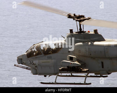 050405-M-1195M-019 Oceano atlantico (apr. 5, 2005) - Un AH-1W Super Cobra assegnato a "Aquile reali' del mezzo marino elicottero Squadron uno sei due (HMM-162), fornisce la sicurezza per la USS Kearsarge (LHD 3) Expeditionary Strike gruppo, durante un esercizio di formazione nell'Oceano Atlantico. La Kearsarge Expeditionary Strike gruppo è su un regolarmente la distribuzione programmata a sostegno della guerra globale al terrorismo. Stati Uniti Marine Corps foto di Cpl. Eric R. Martin (rilasciato) Navy US 050405-M-1195M-019 un AH-1W Super Cobra assegnato alle aquile reali di HMM-162 fornisce la sicurezza per la USS Kearsarge (LHD 3) Foto Stock