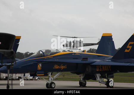 Migliaia di fedeli per la giornata finale del 2012 Cherry Point Air Show, 6 Maggio al Marine Corps Air Station Cherry Point, N.C. L'air show, che corre può 4-6, è una celebrazione del patrimonio che circonda i cento anni di aviazione marino. L'evento è gratuito e aperto al pubblico. Per ulteriori informazioni, visitare www.facebook.com/theairshow. 2012 ICM Cherry Point Air Show 6 maggio 120506-M-QB428-737 Foto Stock