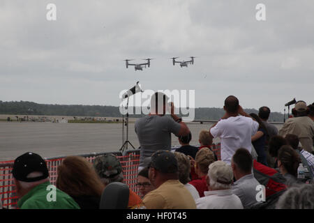 Migliaia di fedeli per la giornata finale del 2012 Cherry Point Air Show, 6 Maggio al Marine Corps Air Station Cherry Point, N.C. L'air show, che corre può 4-6, è una celebrazione del patrimonio che circonda i cento anni di aviazione marino. L'evento è gratuito e aperto al pubblico. Per ulteriori informazioni, visitare www.facebook.com/theairshow. 2012 ICM Cherry Point Air Show 6 maggio 120506-M-QB428-743 Foto Stock