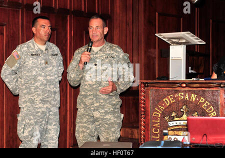 " Task Force " Tropico Commander, Lt. Col. Robert L. Jones (destro) da Missouri Esercito Nazionale Guardia, forze congiunte Headquarters e MAJ Jose Rony Rodriguez (sinistra) " Task Force " Tropico LNO 260th MI BN, cinquantesimo ASG, da Pembroke Fl., ha preso parte a una conferenza stampa tenutasi a San Pedro Sula city hall, 8 Maggio 2012.La conferenza stampa in cui oltre 20 media stati hanno partecipato, è stata tenuta a spiegare il ruolo dei membri della "Task Force Tropic' e aggiornare il popolo honduregno circa i progressi compiuti dagli equipaggi, come parte delle oltre l'orizzonte 2012 (BTH).Lt. Col. Jones ha spiegato che il su un Foto Stock