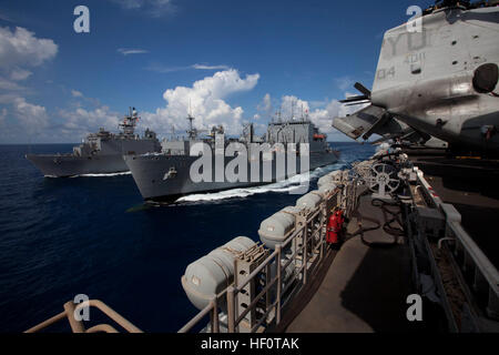 I marinai a bordo USNS Washington Camere, Centro invia il carburante e fornisce a Marines e marinai imbarcati a bordo della USS Pearl Harbor, sinistra e USS Makin Island, a destra qui maggio 13. I membri del servizio servire con xi Marine Expeditionary Unit, che ha avviato le navi, nonché USS New Orleans in San Diego nov. 14, inizio a sette mesi di distribuzione per il Pacifico occidentale, Corno d Africa e Medio Oriente. (U.S. Marine Corps foto di Sgt. Elyssa Quesada) Flickr - DVIDSHUB - Marines, marinai rialimentata in mare Foto Stock