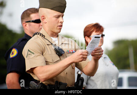 Lancia Cpl. Ross C. Grattugiare, un provost marshal officer per Marine Corps base Camp Lejeune, legge il nome di North Carolina funzionario di polizia che morì nella linea del dazio nel 2011 nel corso di una cerimonia presso il funzionario giù Memorial in Morehead City, N.C. Il diritto comunitario esecuzione onori eroi caduti 120515-M-AF823-044 Foto Stock