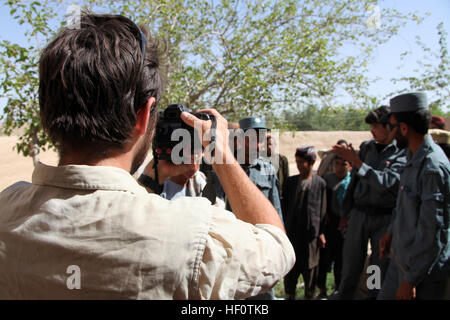 Ben Foley, sinistra, cameraman, con Al Jazeera English News fotografie di canale locale bambini afghani e afghane poliziotti in uniforme in una scuola di Kajaki, provincia di Helmand, Afghanistan, 23 maggio 2012. Foley ha riferito sulle forze di coalizione di trasferire la responsabilità della sicurezza nella regione di forze di sicurezza nazionali afgane. (U.S. Marine Corps foto di Cpl. Andrew J. buono/RILASCIATO) Al Jazeera Canale News Visita a Kajaki 120523-M-DL630-031 Foto Stock